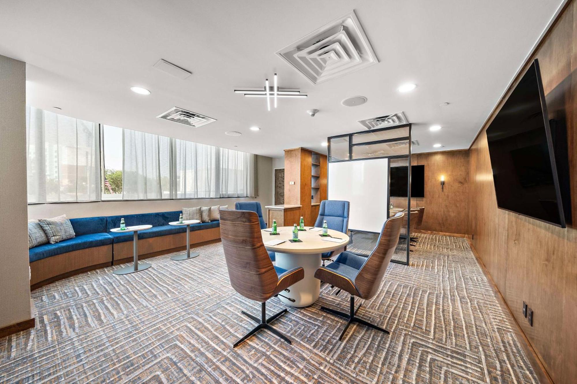 Отель Hilton College Station & Conference Center Экстерьер фото