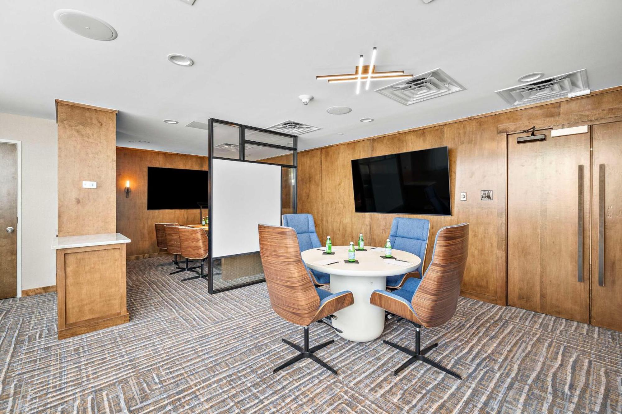 Отель Hilton College Station & Conference Center Экстерьер фото