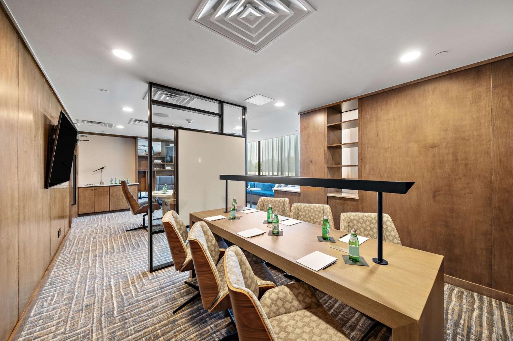 Отель Hilton College Station & Conference Center Экстерьер фото